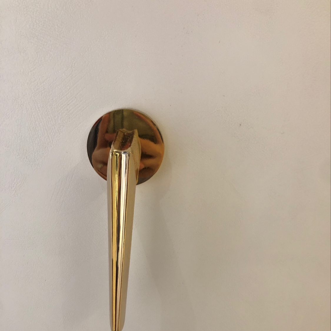 名雅居金色门锁