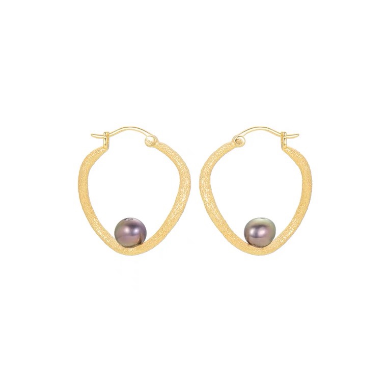 Purple pearls are inlaid in the middle of the irregular-shaped ear buckles