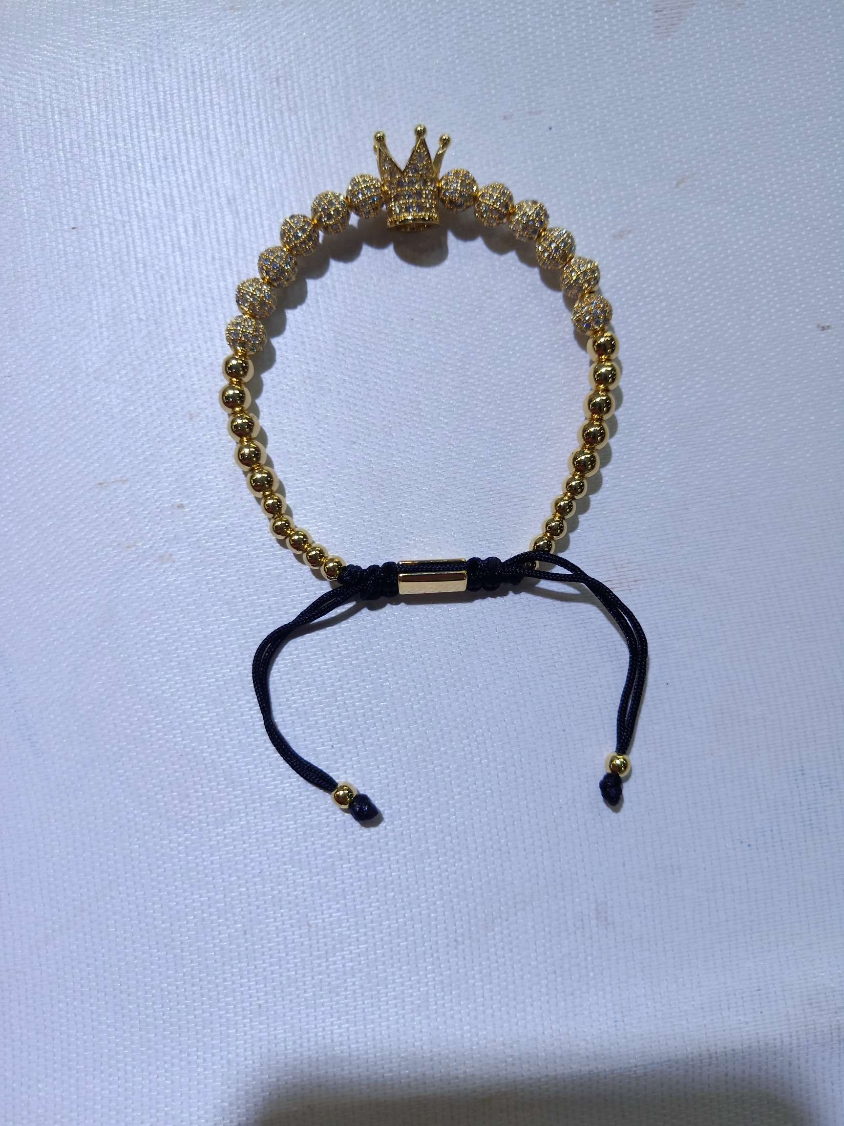 The crown is filled with round beads and the light beads are combined to create a personalized bracelet with adjustable size Application Scenario