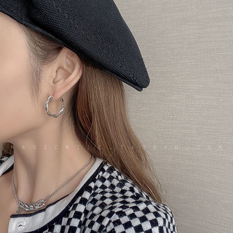 ins Earrings 2021 New Style High-end earrings, European and American exaggerated personality retro Hong Kong style earrings, women with round faces can look slimmer Application Scenario