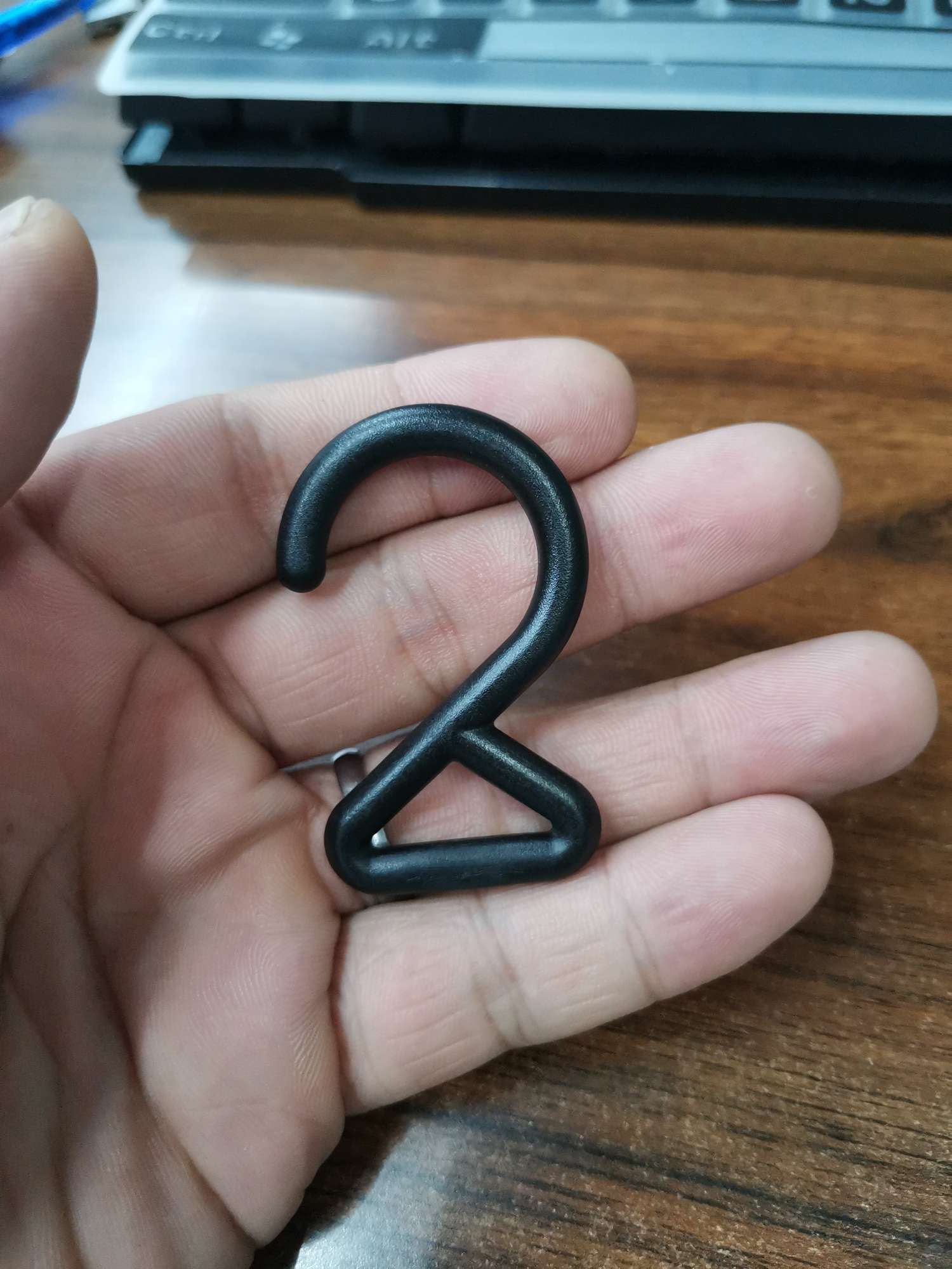 Washbasin bag hooks, two-character hooks, factory direct sales of all kinds of hardware accessories, plastic accessories, pull heart buckles, square buckles, complete colors, numerous types, favorable prices. Welcome to customize with samples. Application Scenario