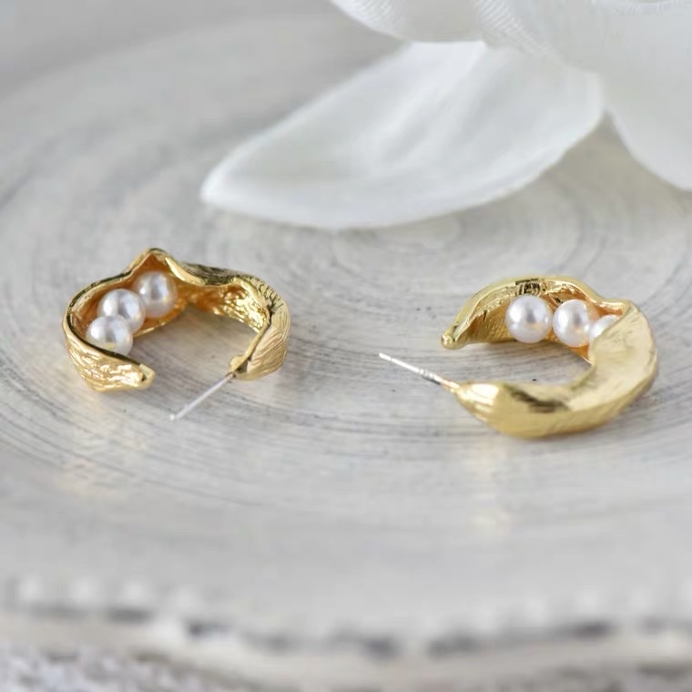 C-shaped copper ear hooks with pearl earrings inside details Picture