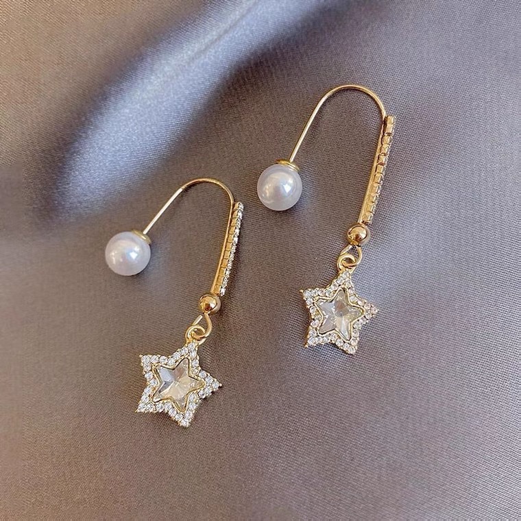 Curved ear hooks with beads and five-star earrings details Picture