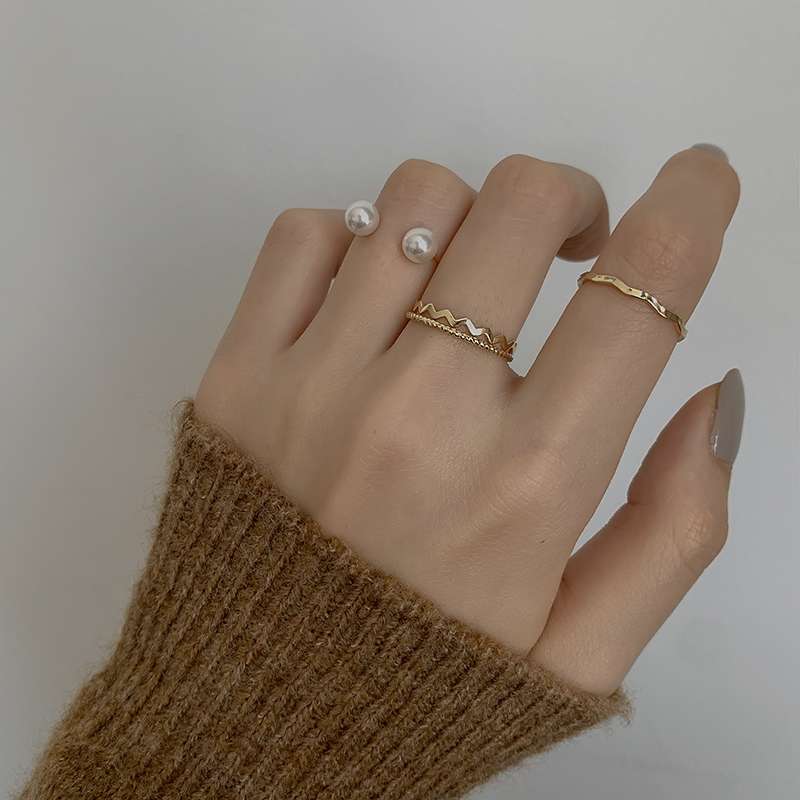 وهناك مجموعة من أربعة أجزاء، هي عبارة عن مجموعة صغيرة من الخواتم التي تشبه خواتم النساء Item Picture