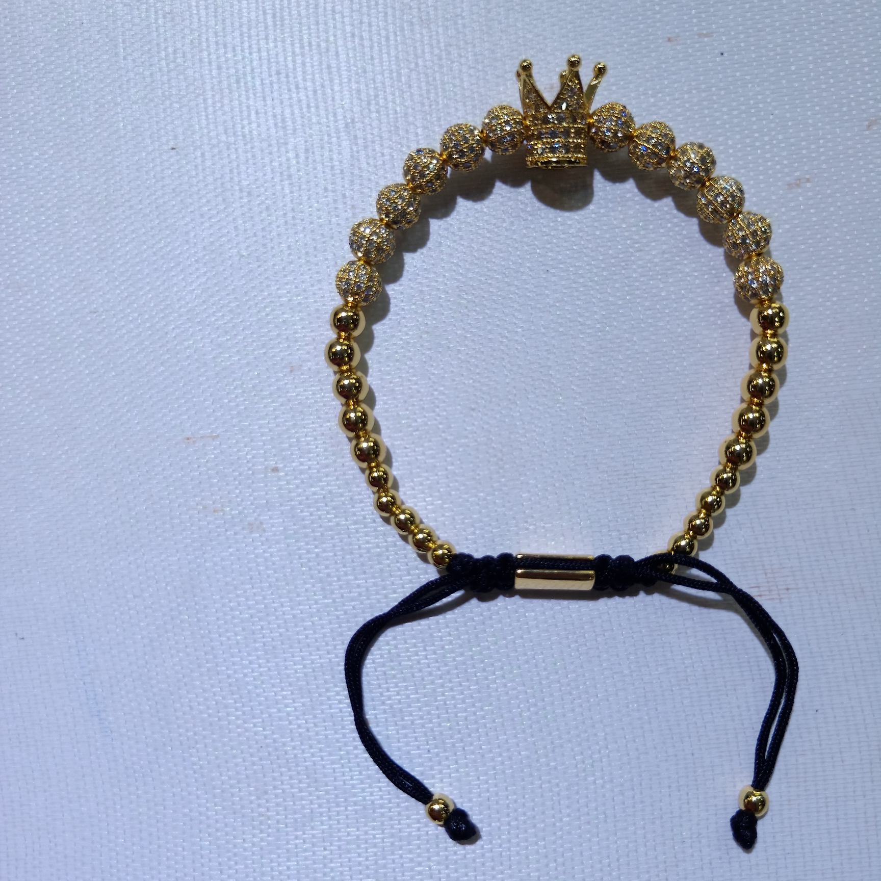 The crown is filled with round beads and the light beads are combined to create a personalized bracelet with adjustable size