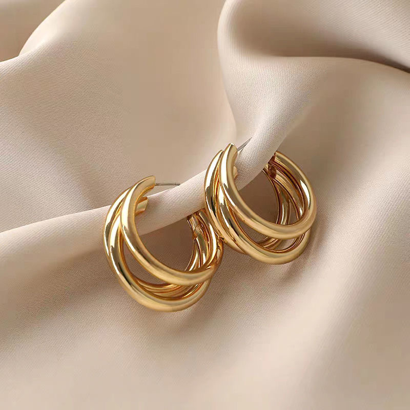 Retro Hong Kong-style earrings, feminine elegance and high-end feel, pearl versatile round face earrings, new 2021 bestsellers, stud earrings 2 Application Scenario