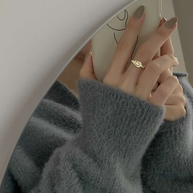 This belt buckle design ring is a fashionable, individualistic, light luxury, niche and exquisite index finger ring with a sense of high-end elegance. It's a perfect summer ring Item Picture
