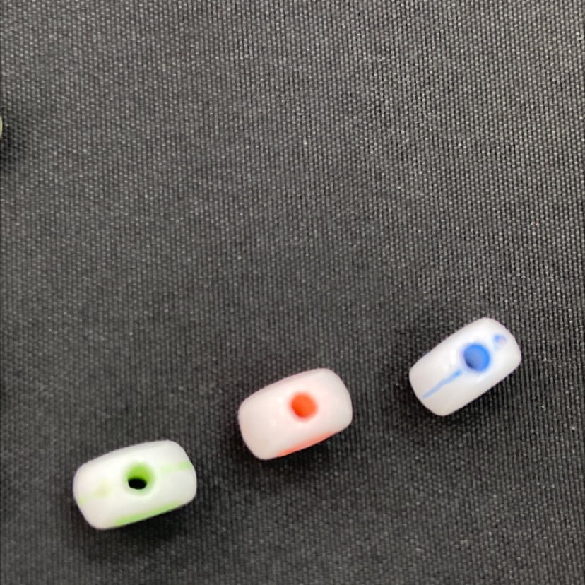 儿童DIY手工串珠亚克力英文字母配件，4x7扁圆7x7正方荧光效果细节图