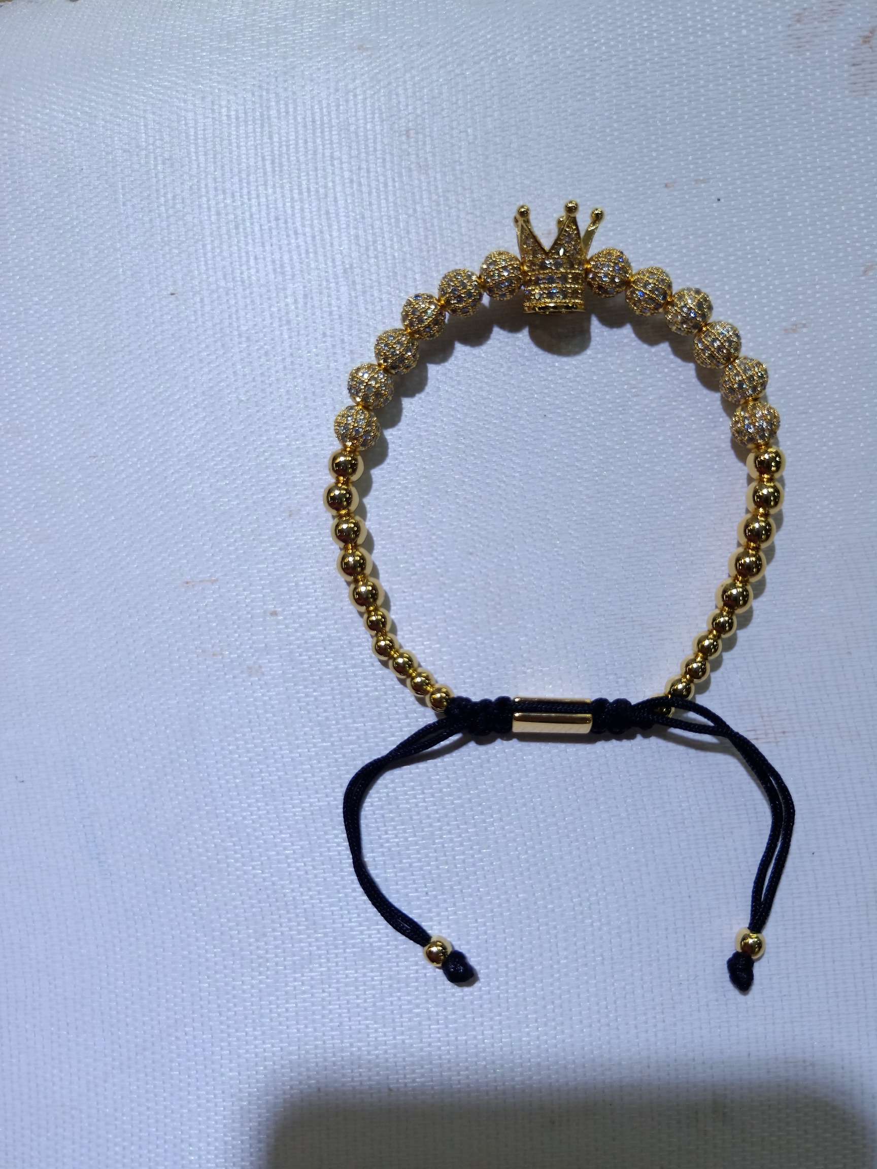 The crown is filled with round beads and the light beads are combined to create a personalized bracelet with adjustable size Specification image