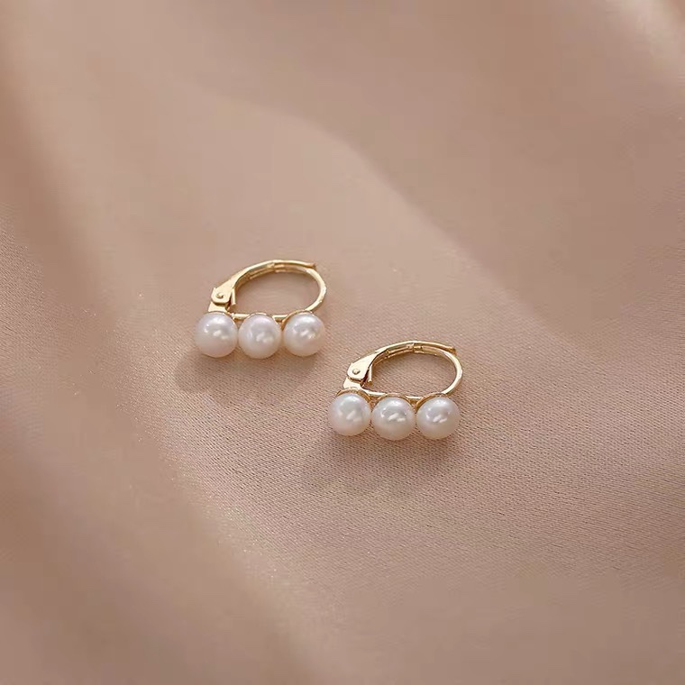 Copper ear buckles inlaid with pearls