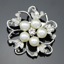 Brooch clothing wholesale Korean version of popular alloy rhinestone pearl brooch selling wholesale clothing