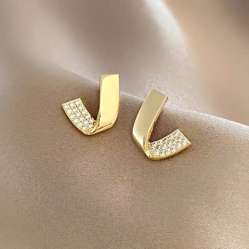 Fashion trend Delicate luxury simple personality trend asymmetrical stud earrings