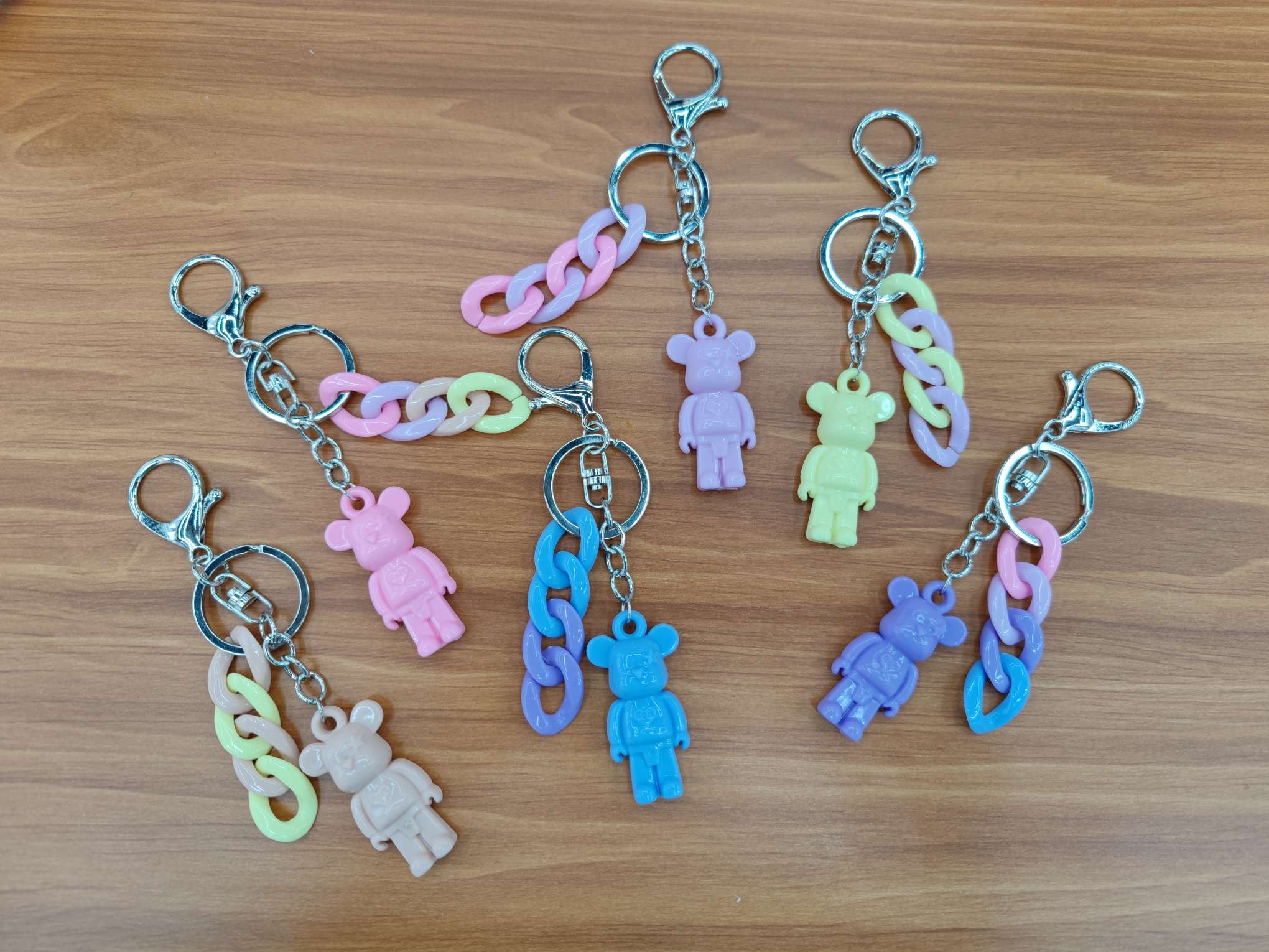 The solid color colored teddy bear, the brick bear keychain, and the colorful chain are paired with trendy Chinese accessories details Picture