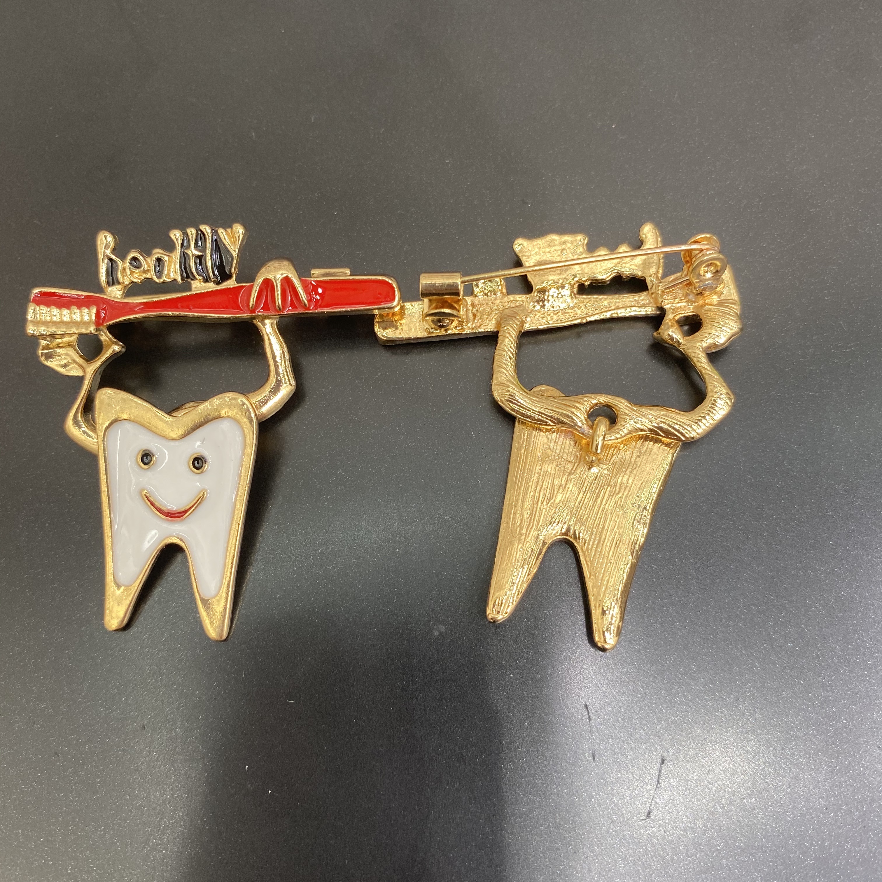 Factory direct sales of cross-border brooches, teeth, toothbrushes and corsages wholesale Item Picture