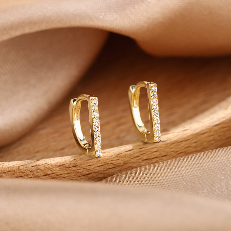 A set of simple metal diamond-encrusted letter-shaped earrings from Europe and America, a Korean accessory details Picture