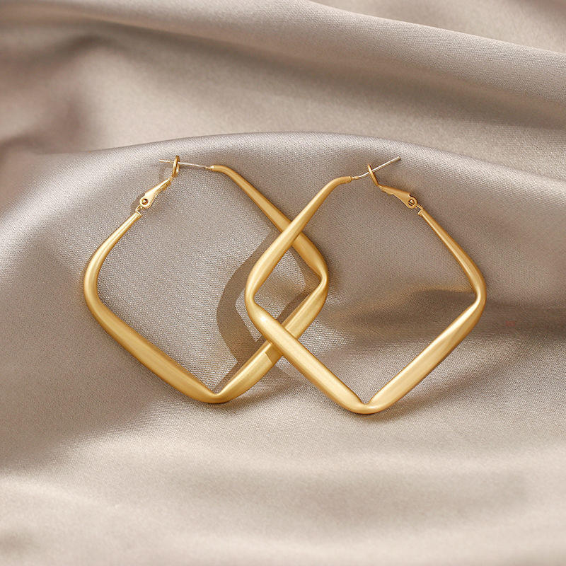 Retro Hong Kong-style earrings, feminine elegance and high-end feel, pearl versatile round face earrings, new 2021 bestsellers, stud earrings 2 details Picture