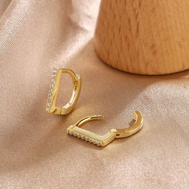 A set of simple metal diamond-encrusted letter-shaped earrings from Europe and America, a Korean accessory detail image 1