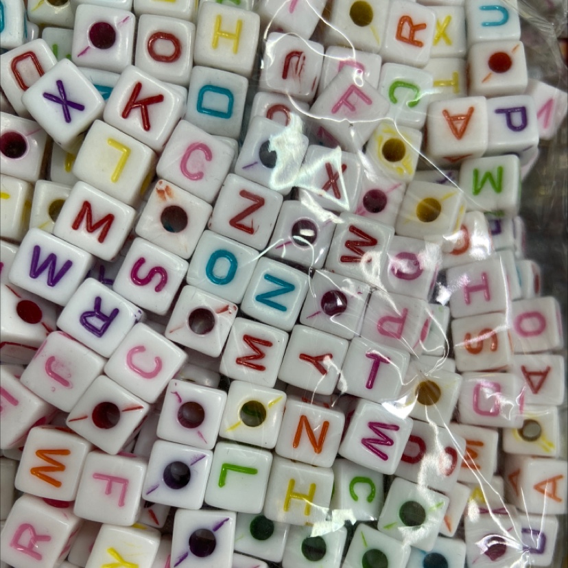 儿童DIY手工串珠亚克力英文字母配件，4x7扁圆7x7正方荧光效果详情图2