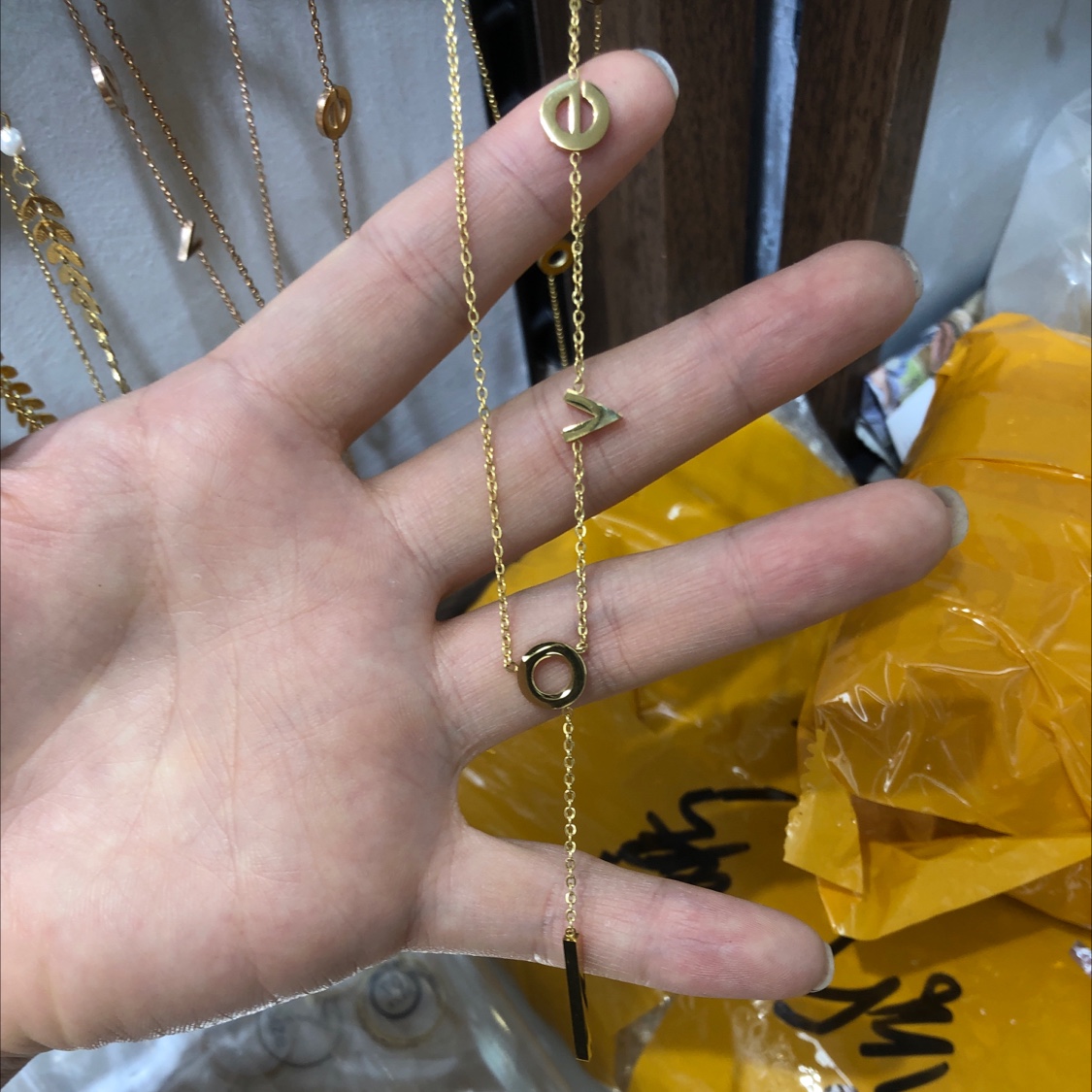 字母Love项链金色