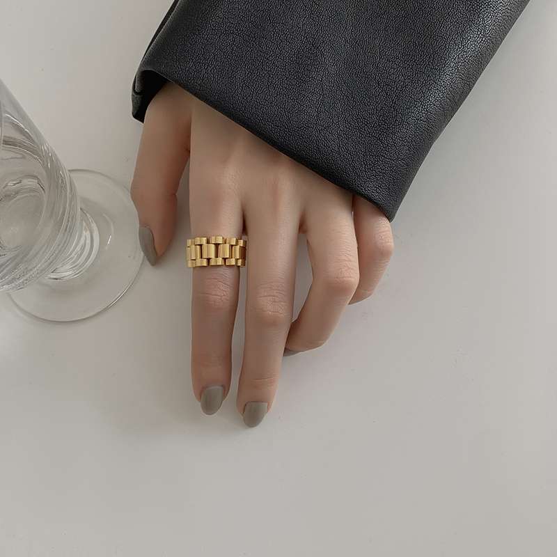 Non-fading strap ring, fashionable and unique square index finger ring for women, light luxury, niche, exquisite and elegant small square ring Application Scenario