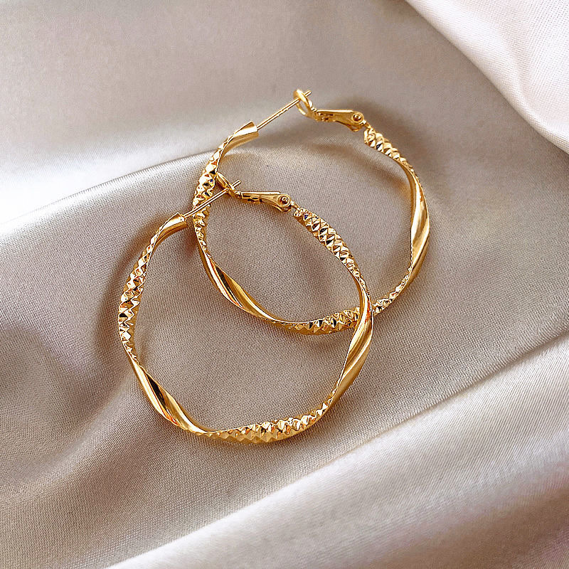 Retro Hong Kong-style earrings, feminine elegance and high-end feel, pearl versatile round face earrings, new 2021 bestsellers, stud earrings 2 Specification image