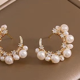 C-shaped earrings with small zirconium and pearls