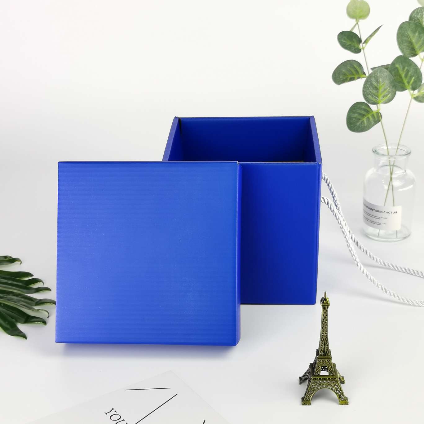 Blue square corrugated box, gift box, wedding candy box, snack box, present box, storage box, birthday gift box Application Scenario