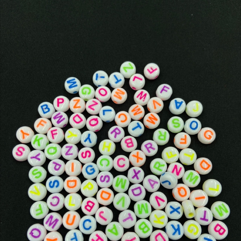 儿童DIY手工串珠亚克力英文字母配件，4x7扁圆7x7正方荧光效果