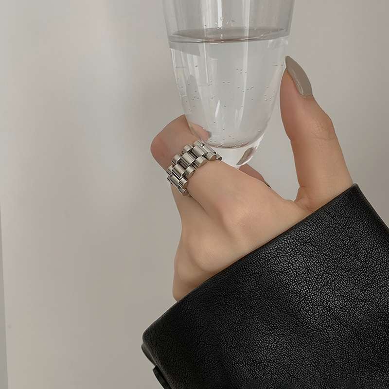Non-fading strap ring, fashionable and unique square index finger ring for women, light luxury, niche, exquisite and elegant small square ring Specification image