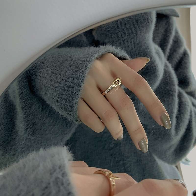 This belt buckle design ring is a fashionable, individualistic, light luxury, niche and exquisite index finger ring with a sense of high-end elegance. It's a perfect summer ring Application Scenario