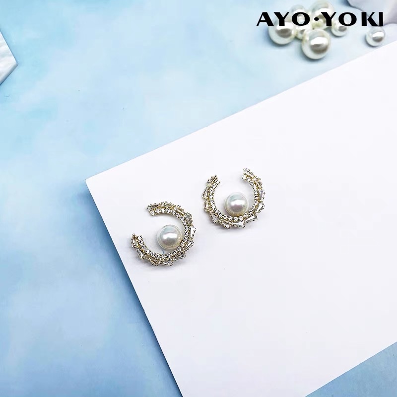 Pearl super shiny stud earrings, trendy and feminine texture earrings, high-end and elegant short hair, Korean niche and simple earrings and pendants Application Scenario
