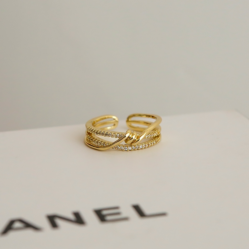 The trendy and unique diamond-encrusted ring for women, a light luxury ring with a unique design, is a new trend for women's index finger rings in 2021 Application Scenario