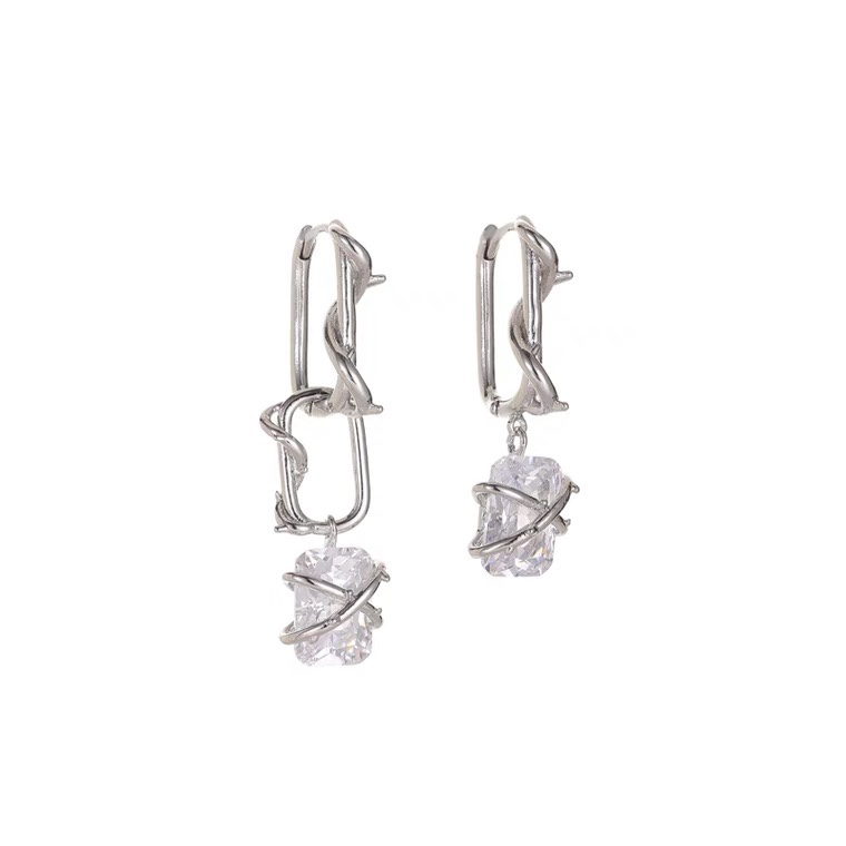Asymmetrical simple earrings