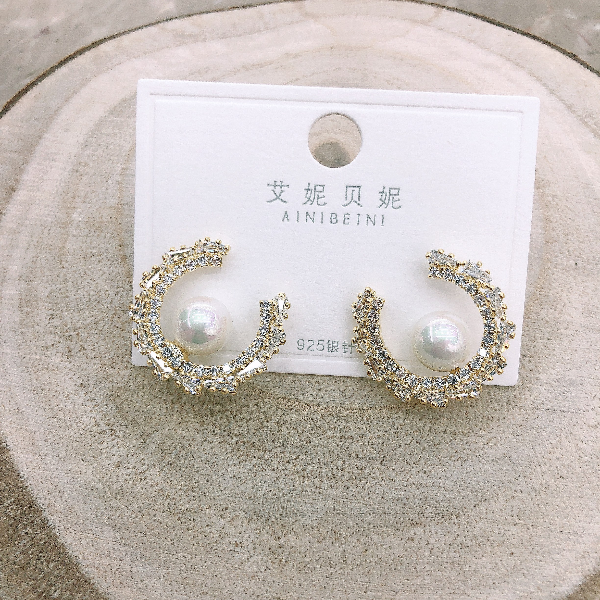 Pearl super shiny stud earrings, trendy and feminine texture earrings, high-end and elegant short hair, Korean niche and simple earrings and pendants Item Picture