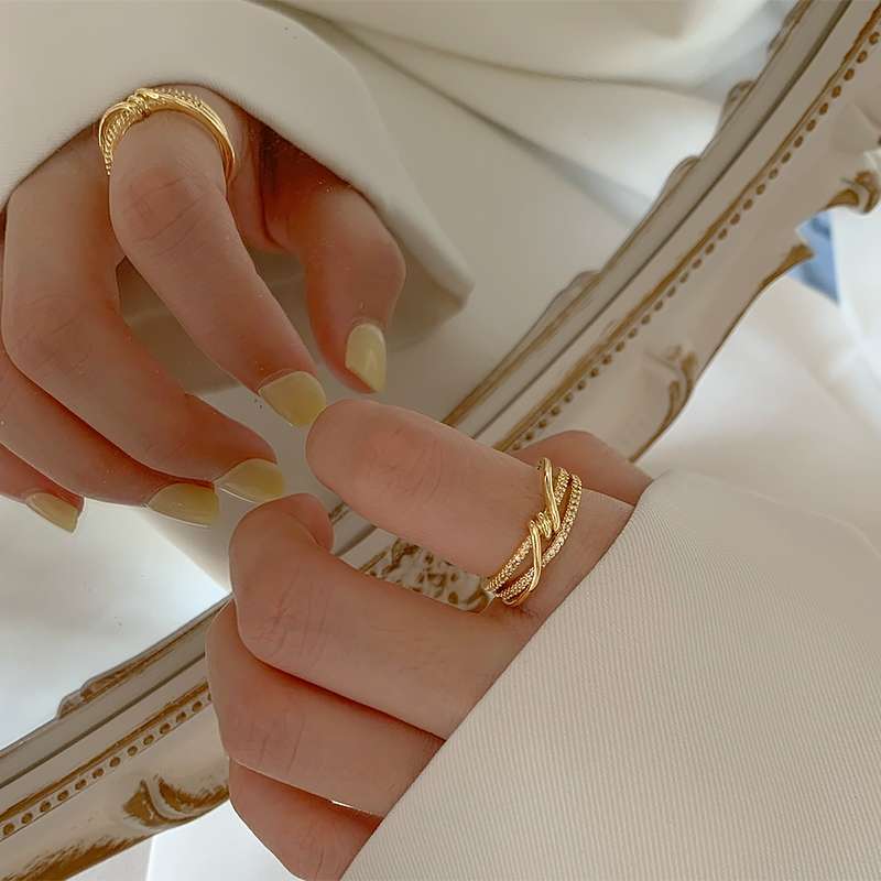 The trendy and unique diamond-encrusted ring for women, a light luxury ring with a unique design, is a new trend for women's index finger rings in 2021 details Picture