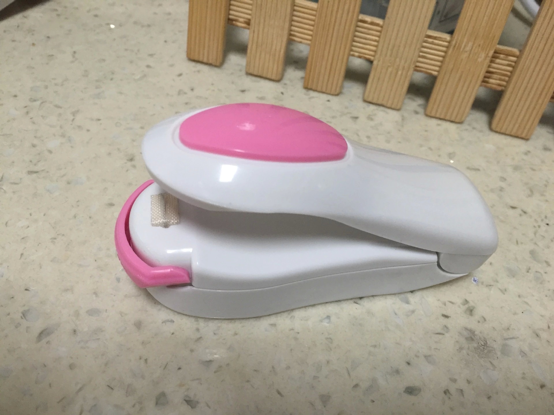 便携家用迷你封口夹 零食塑料袋密封夹 旅行手压热封夹 优固 TV产品白底实物图