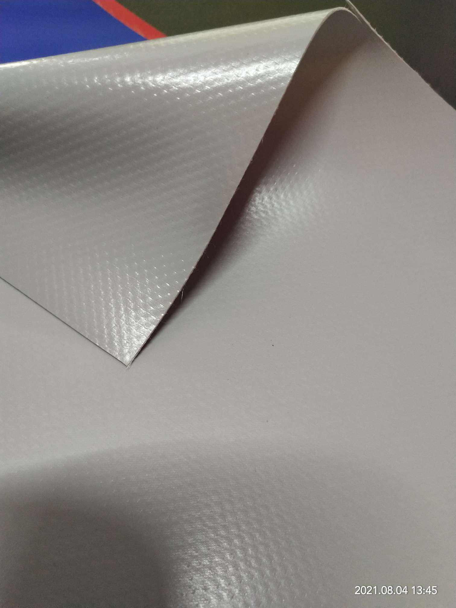 优质亚光灰色PVC夹网布   箱包布  适用于各种卷帘门  各种工具包  各种箱包袋专用面料白底实物图