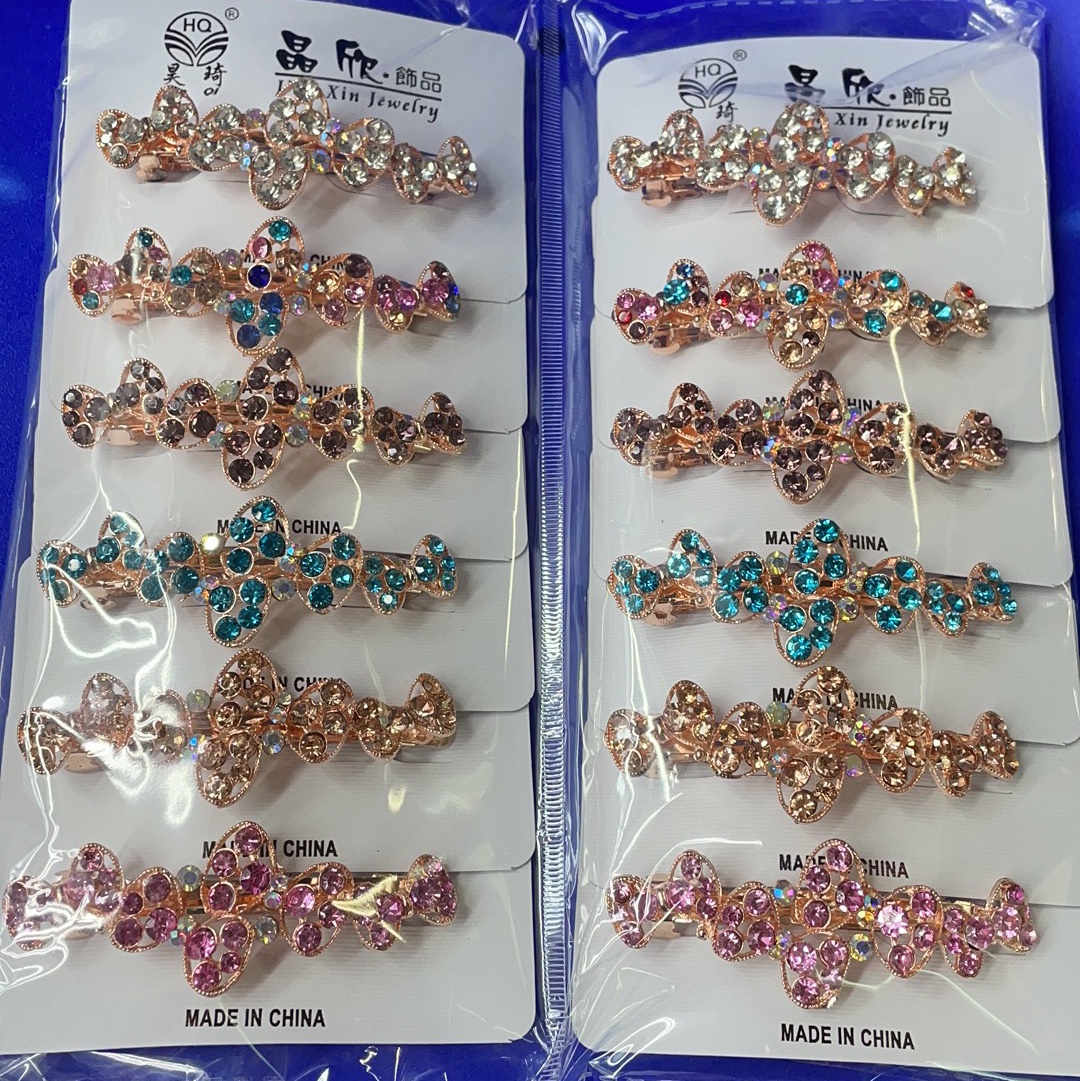 The headwear is simple and elegant. It features a water diamond mother hairpin, retro bangs, side clips, exquisite top clips, and a straight clip at the back of the head