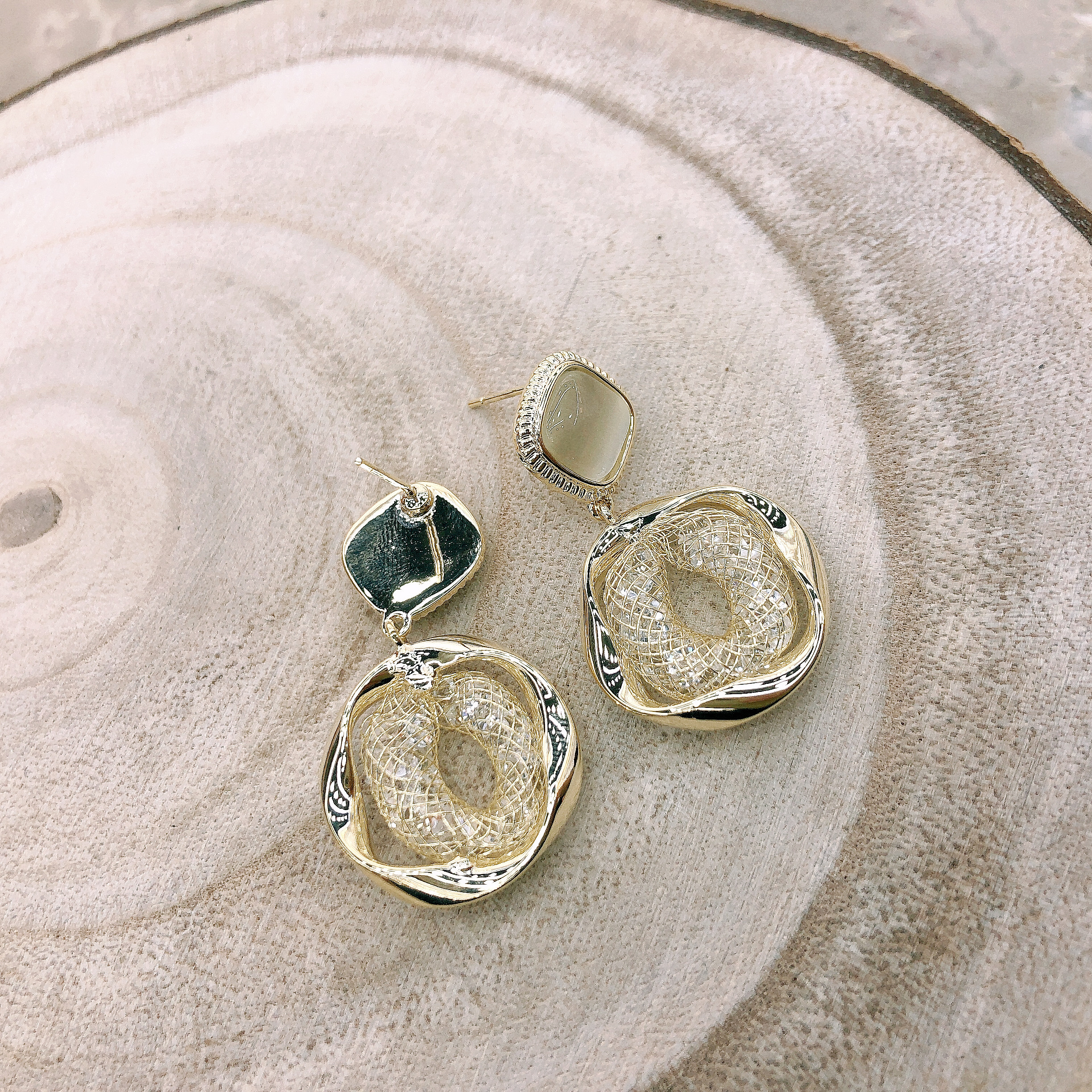 Elegant cat's eye stone crystal woven retro style trendy and individual women's earrings Application Scenario
