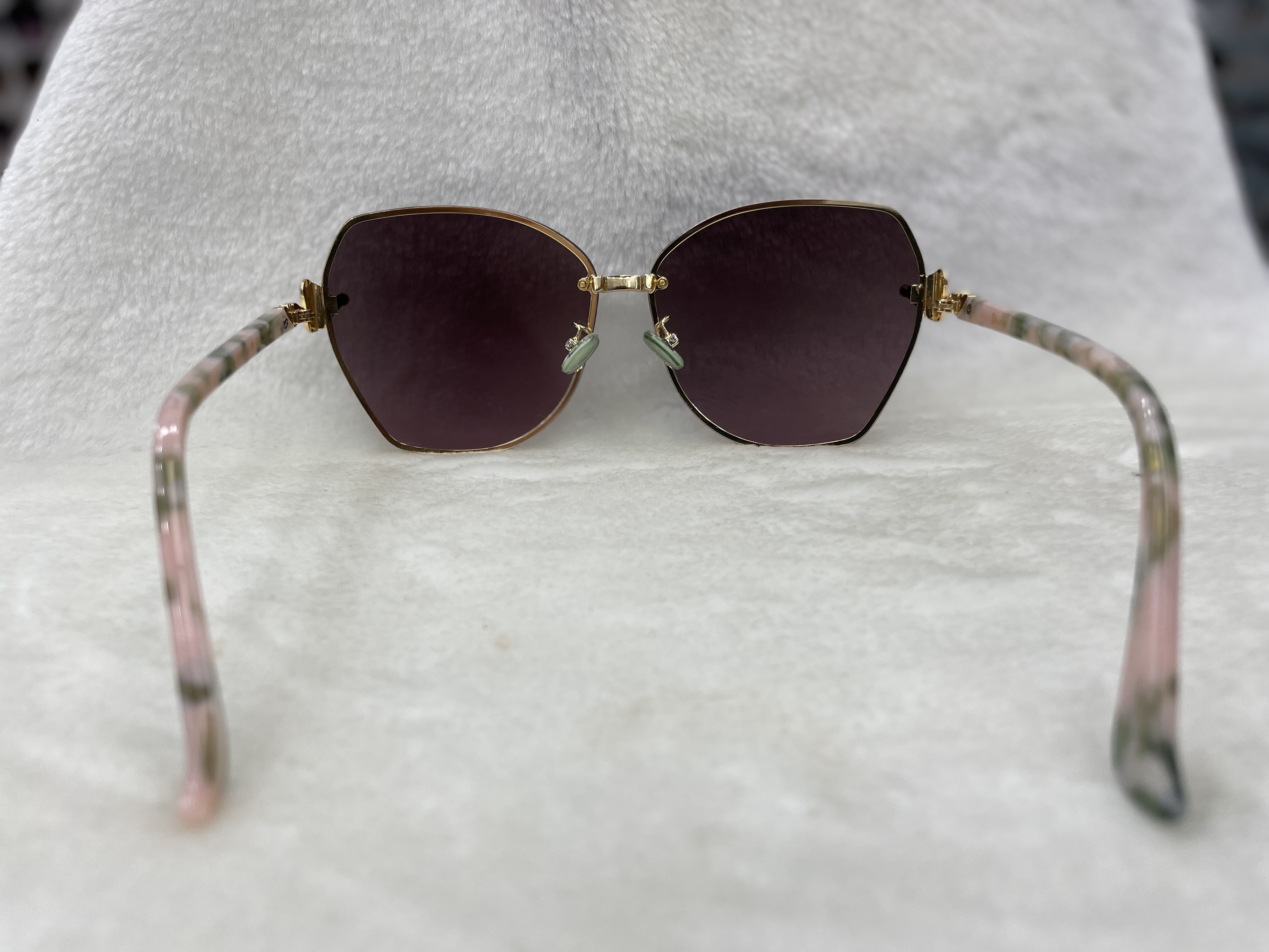 Fashionable sunglasses with large frame design, a new casual style for women Application Scenario