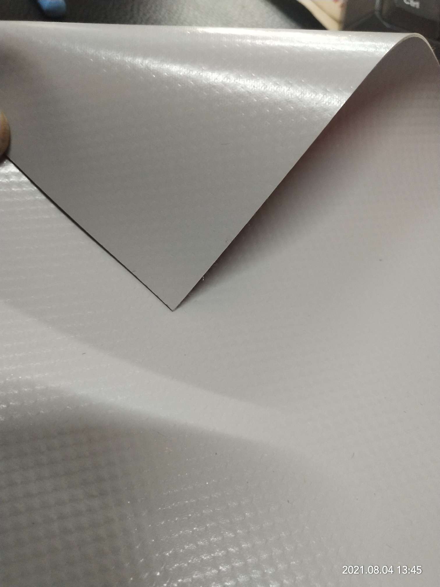 优质亚光灰色PVC夹网布   箱包布  适用于各种卷帘门  各种工具包  各种箱包袋专用面料细节图