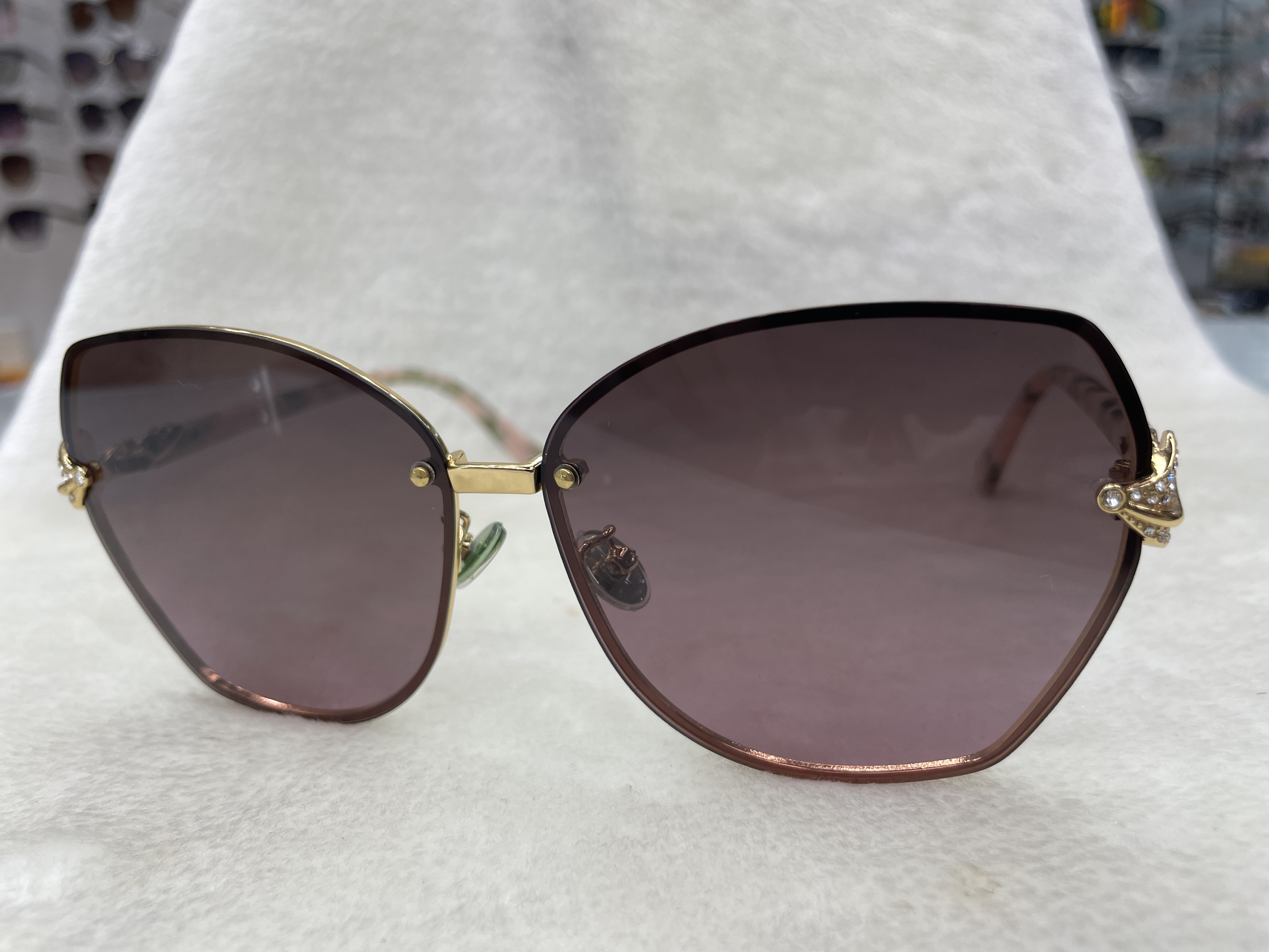 Fashionable sunglasses with large frame design, a new casual style for women details Picture