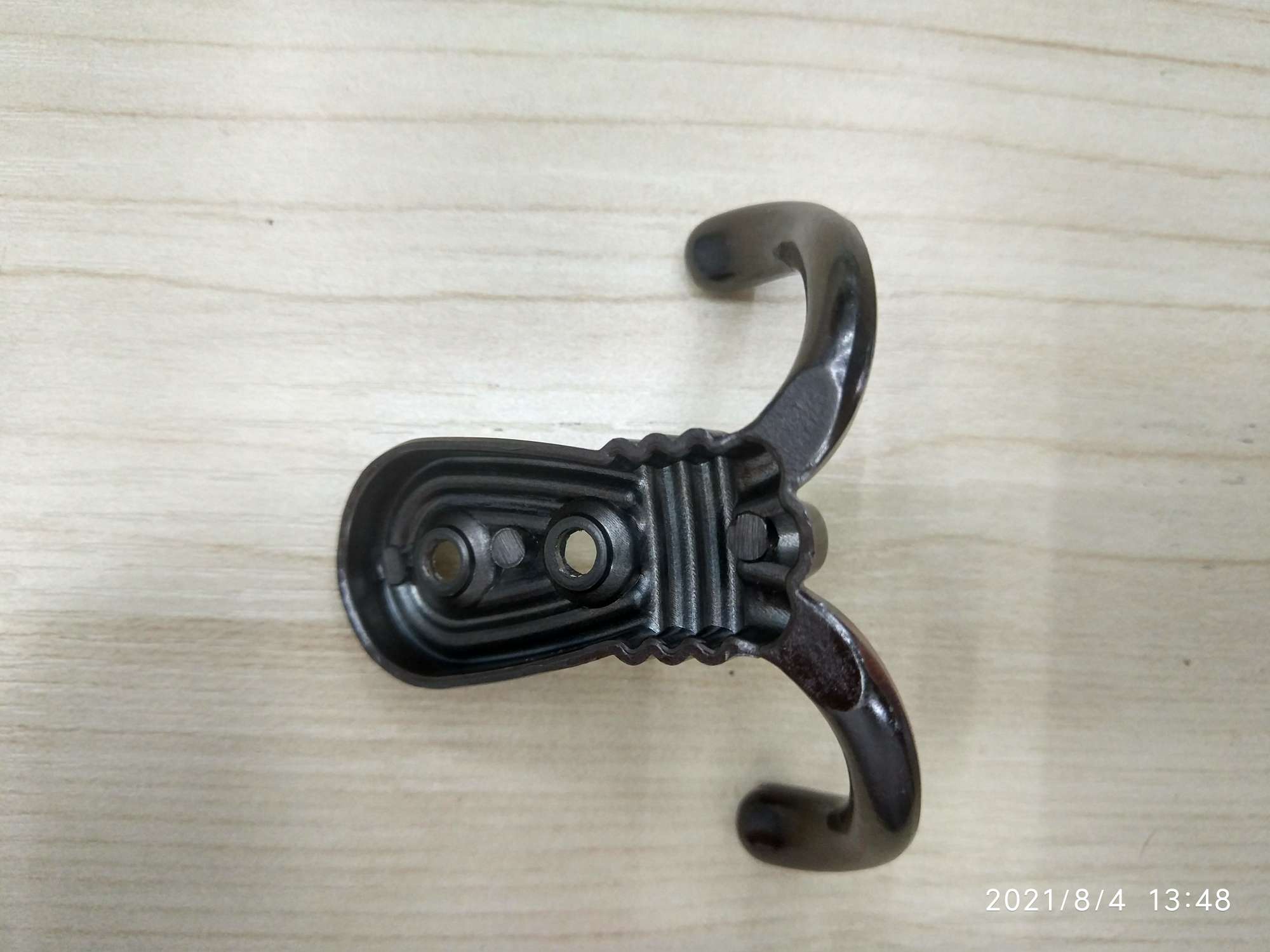 麻花双钩红古衣钩白底实物图