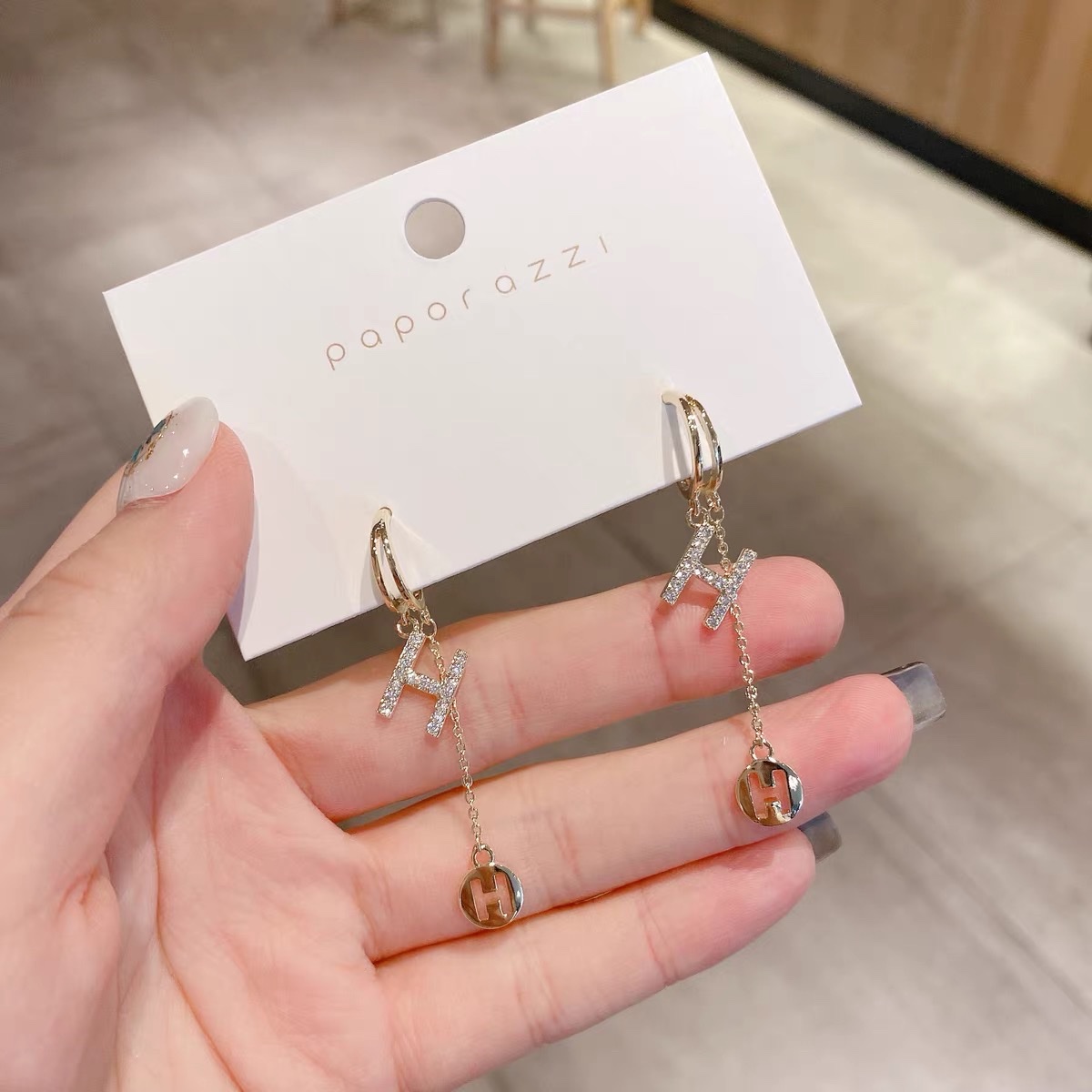 New Korean-style elegant earrings, trendy and simple long H earrings with unique design details Picture