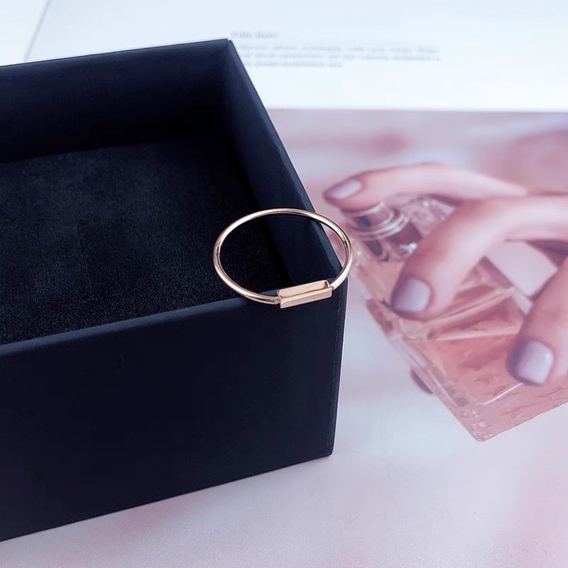 Titanium steel rings are trendy, fashionable, simple, individual, light luxury and niche designs. They are exquisite rings details Picture