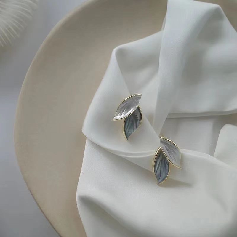 Korean 2021 new minimalist ins leaf earrings, leaf earrings, personalized stud earrings, forest-style ear clips without ear holes, women's style Application Scenario