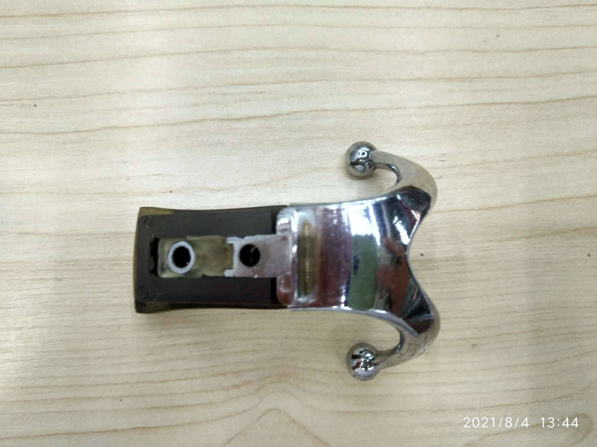 分体双钩红古衣钩白底实物图