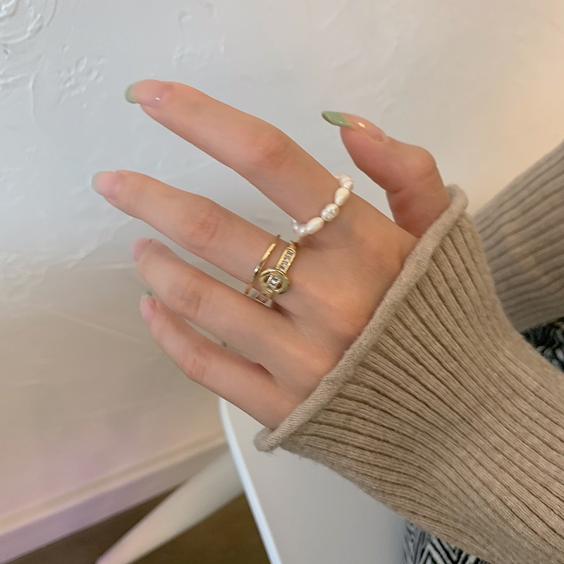 This is a simple ring with a light luxury and niche design. It's a trendy pearl ring for women on Instagram. The opening is cold and elegant, exuding a sense of high-end fashion details Picture
