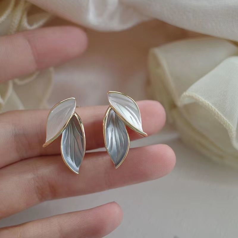 Korean 2021 new minimalist ins leaf earrings, leaf earrings, personalized stud earrings, forest-style ear clips without ear holes, women's style Specification image