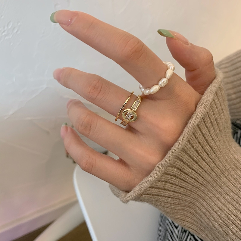 This is a simple ring with a light luxury and niche design. It's a trendy pearl ring for women on Instagram. The opening is cold and elegant, exuding a sense of high-end fashion